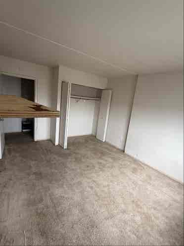 ROOM FOR RENT IMMEDIATE MOVE IN !!