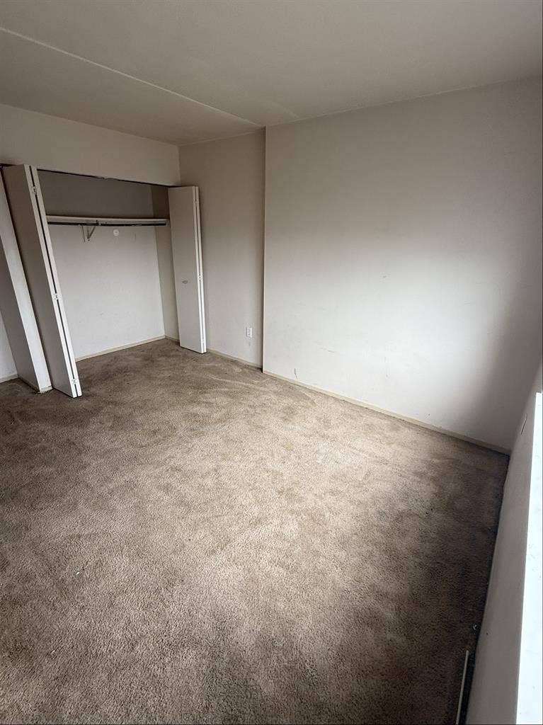 ROOM FOR RENT IMMEDIATE MOVE IN !!