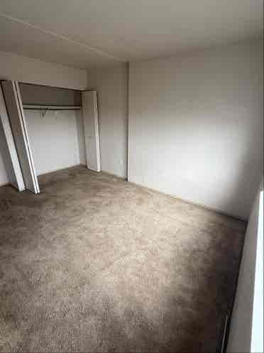 ROOM FOR RENT IMMEDIATE MOVE IN !!