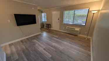 Remodeled 2BR - Walk/Bus to Campus