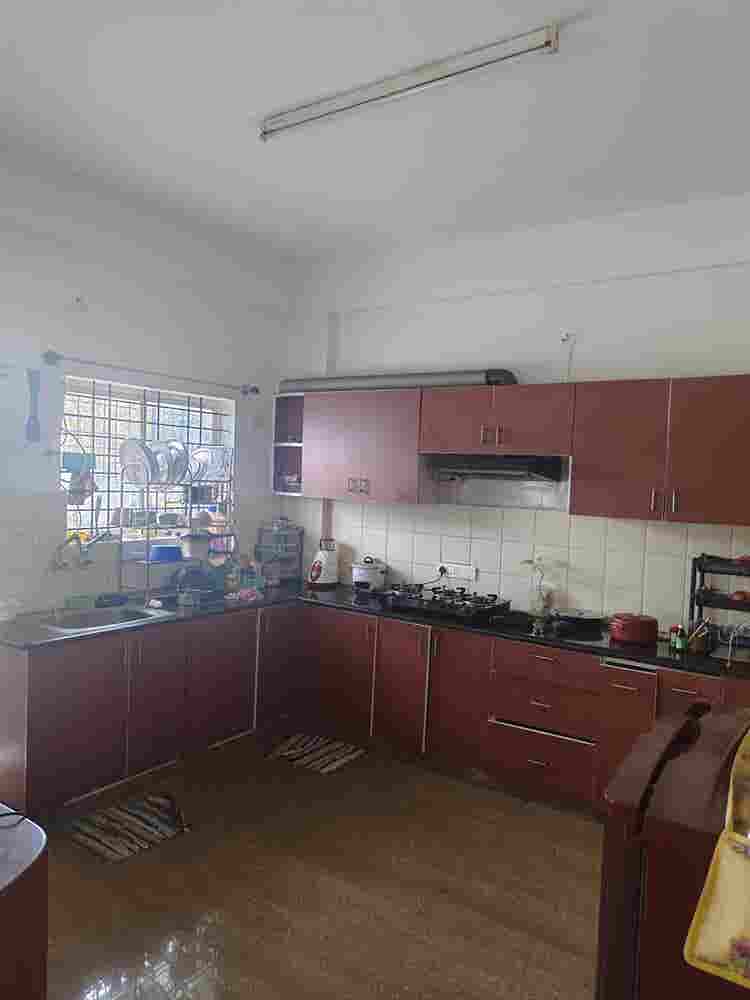 Single room available in a 3BHK