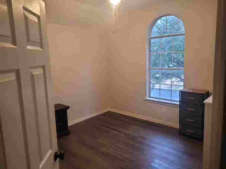 Large room offered in Round Rock
