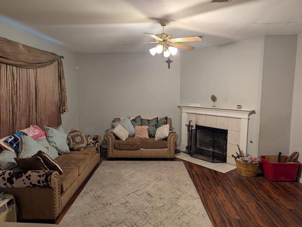Large room offered in Round Rock