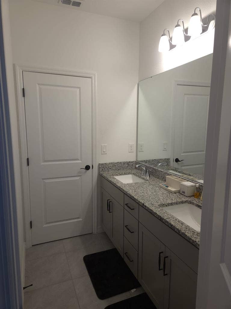 ROOM AVAILABLE IN APOPKA