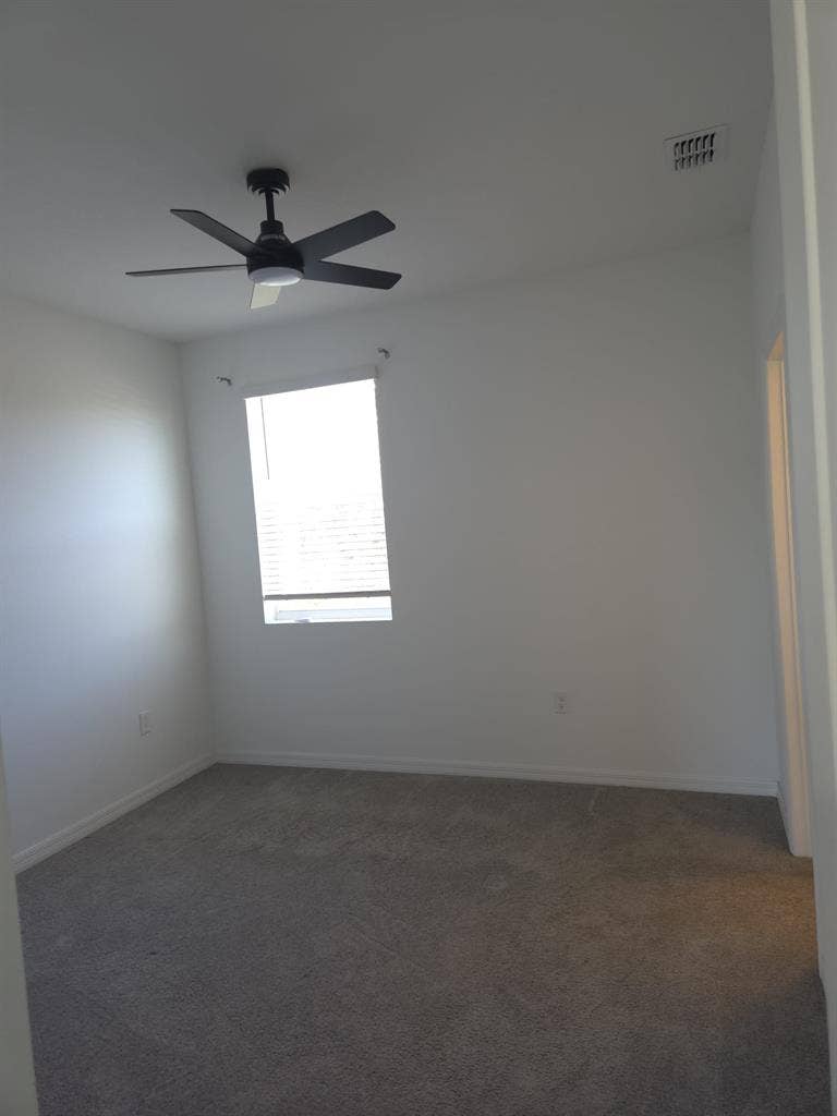ROOM AVAILABLE IN APOPKA