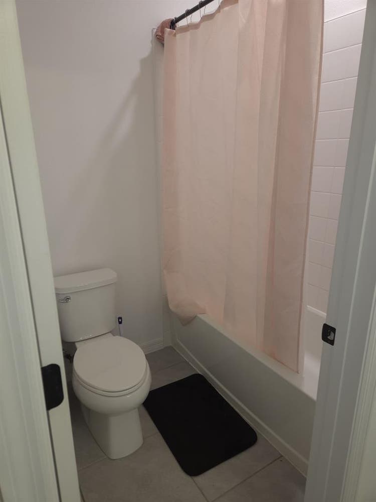 ROOM AVAILABLE IN APOPKA
