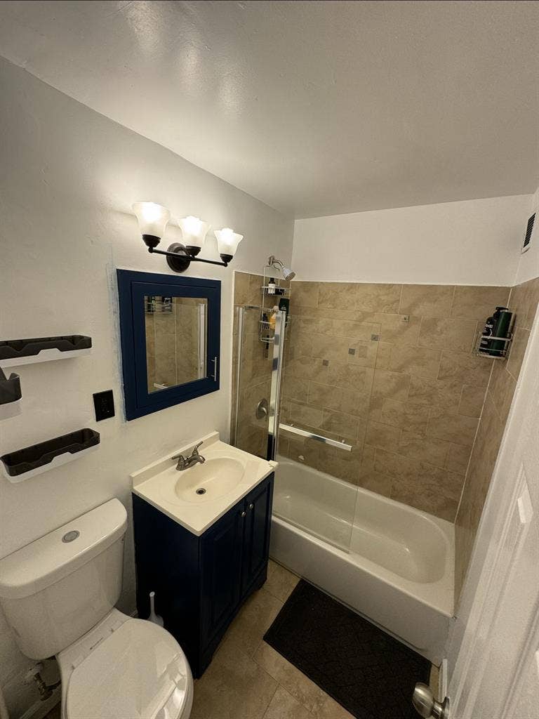 Condo Rm for rent utll. Incl.