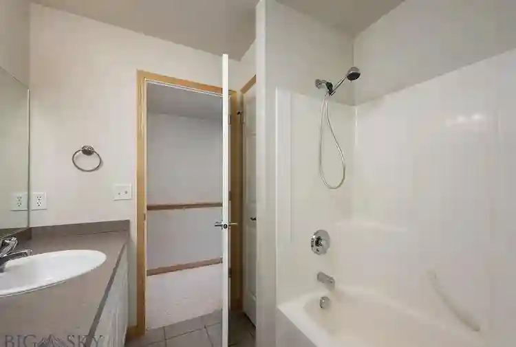 Private room in 3 bedroom townhouse