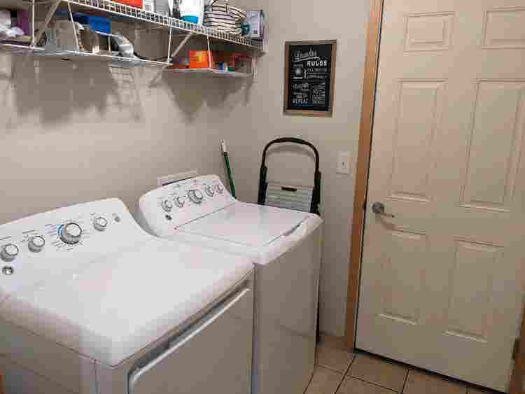 Private room in 3 bedroom townhouse