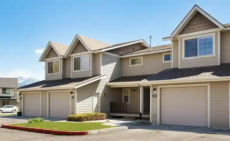 Private room in 3 bedroom townhouse