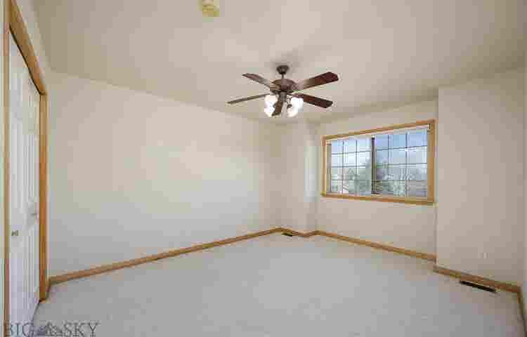 Private room in 3 bedroom townhouse