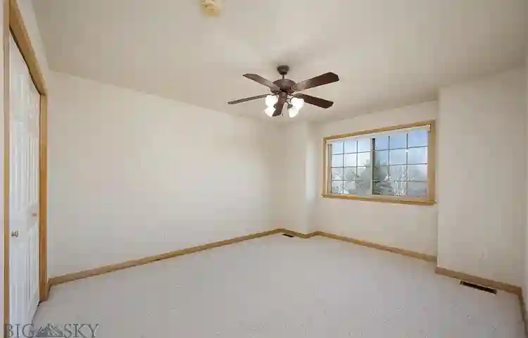 Private room in 3 bedroom townhouse
