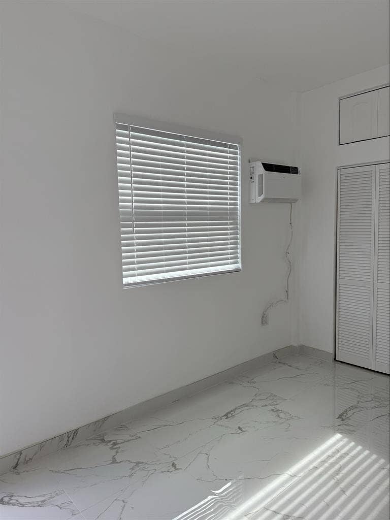 Studio private entrance for one ork