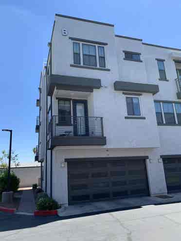 3 rooms in town home ()