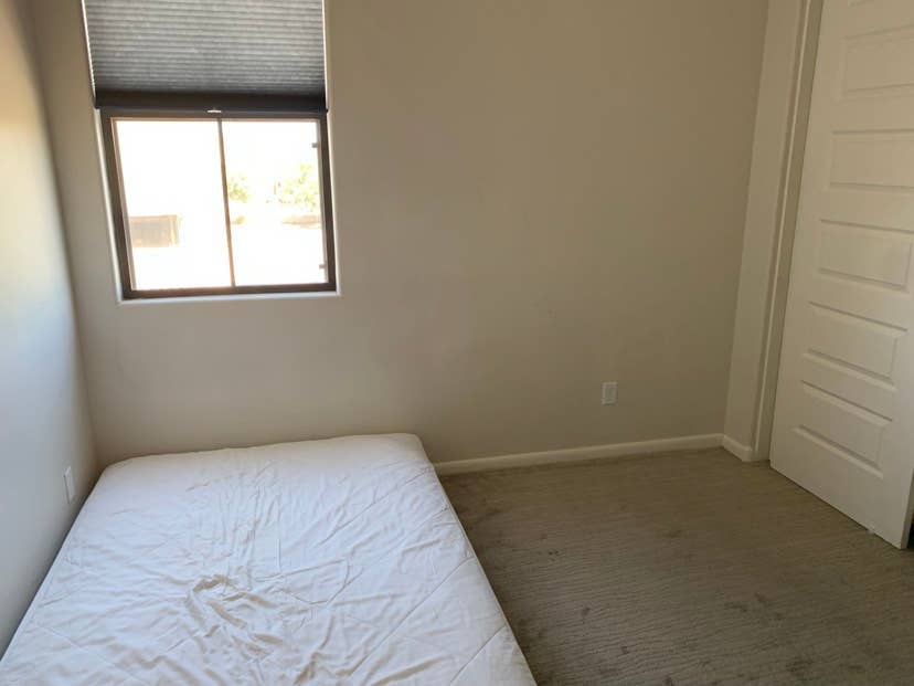 3 rooms in town home ()
