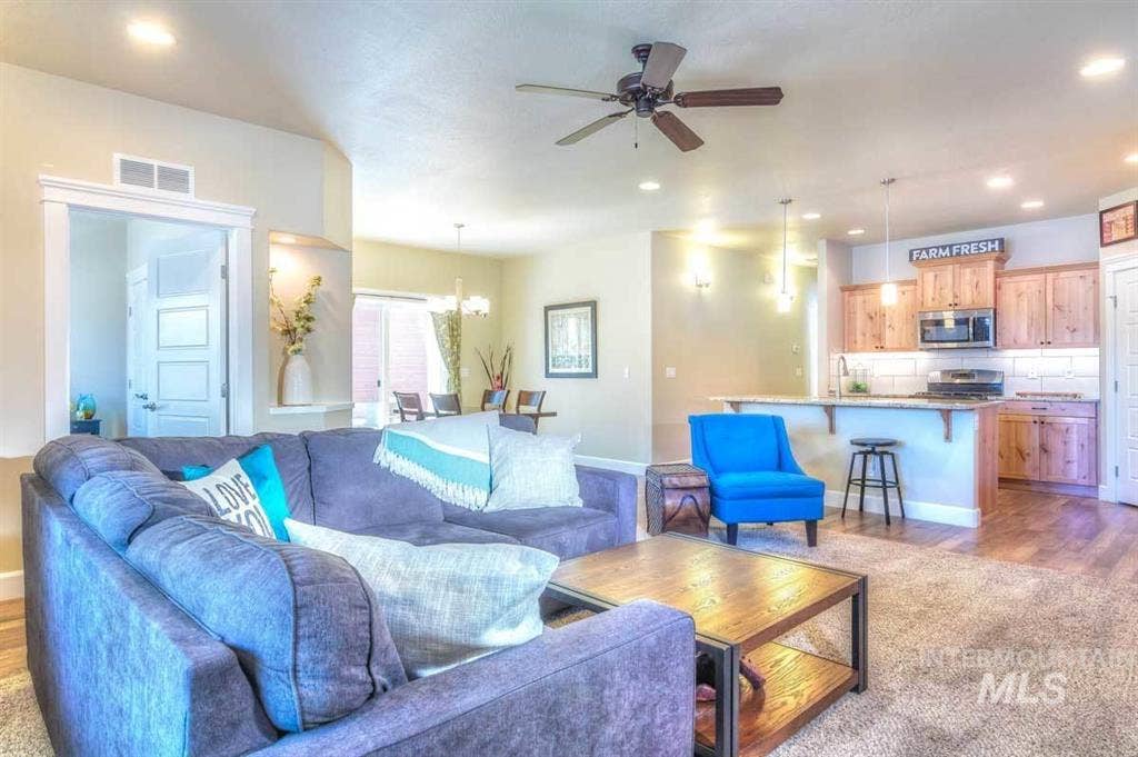 Roomie Hazelwood Village (SW Boise)