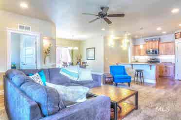 Roomie Hazelwood Village (SW Boise)