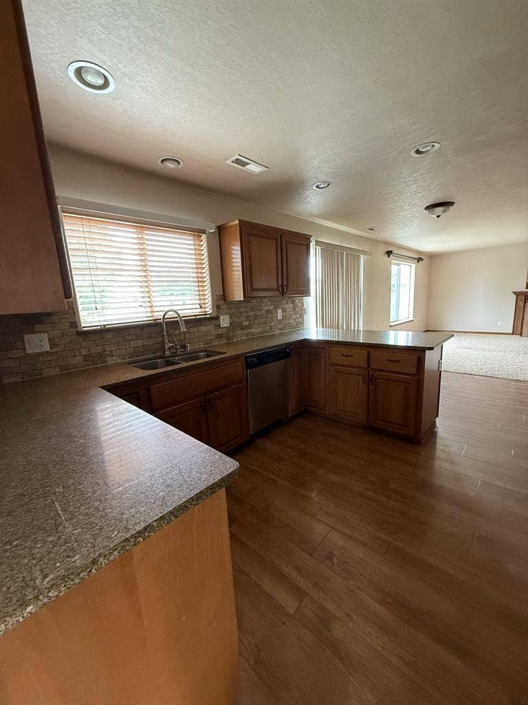 4 bedroom house with 3 bathrooms
