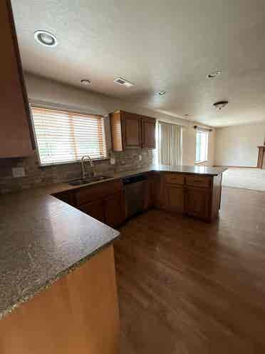 4 bedroom house with 3 bathrooms
