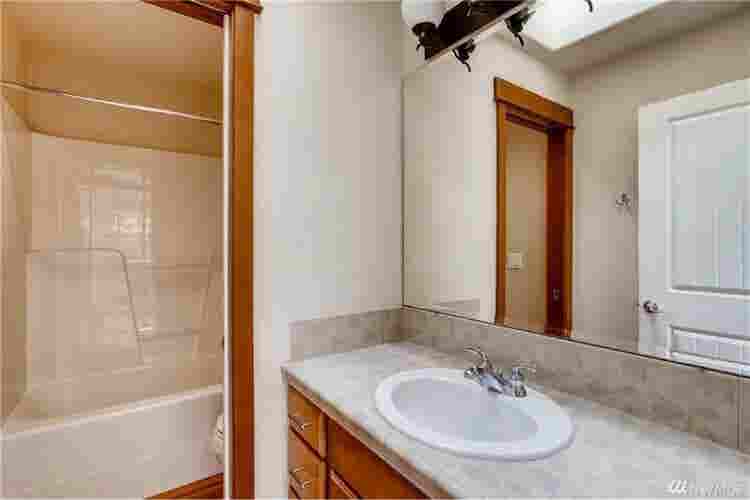 2 rooms available in Kenmore house