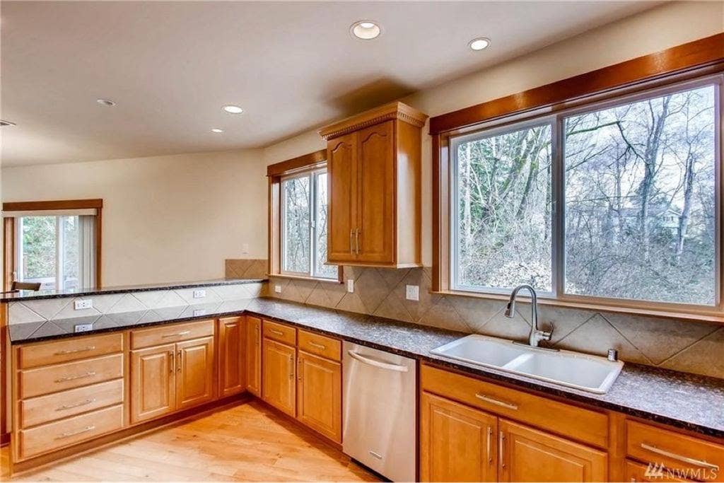 2 rooms available in Kenmore house