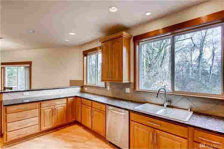 2 rooms available in Kenmore house