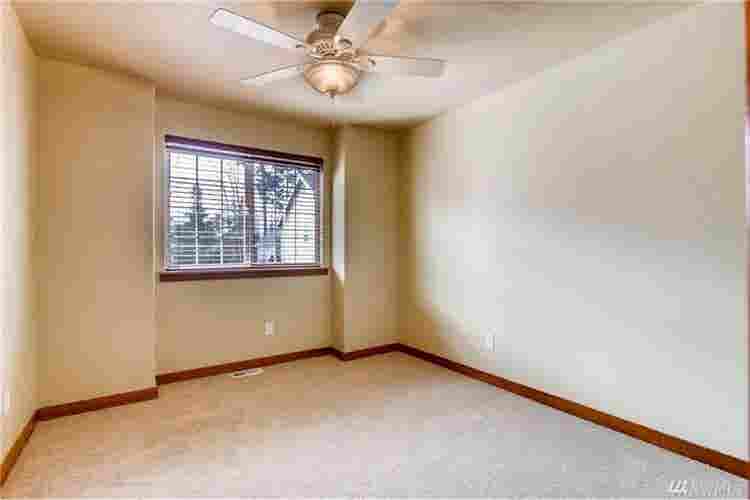 2 rooms available in Kenmore house