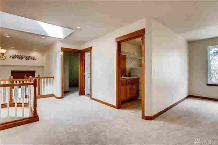2 rooms available in Kenmore house
