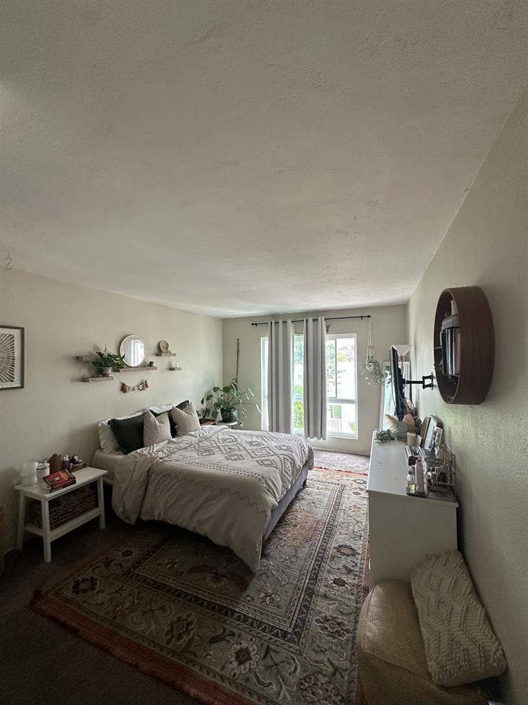 Female roommate wanted in Hillcrest