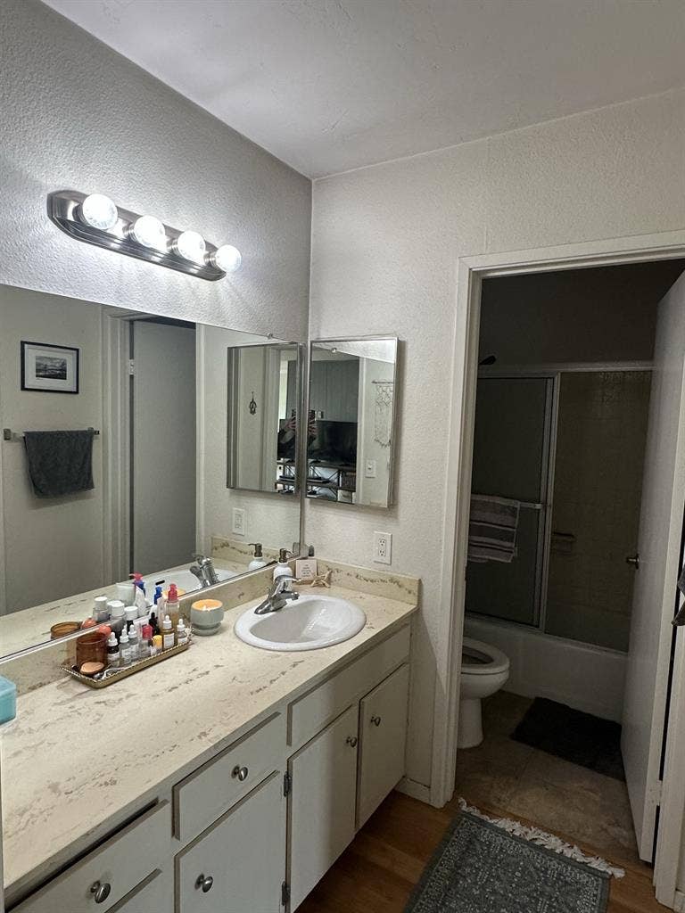 Female roommate wanted in Hillcrest