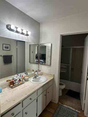 Female roommate wanted in Hillcrest