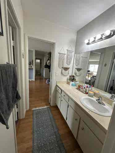 Female roommate wanted in Hillcrest