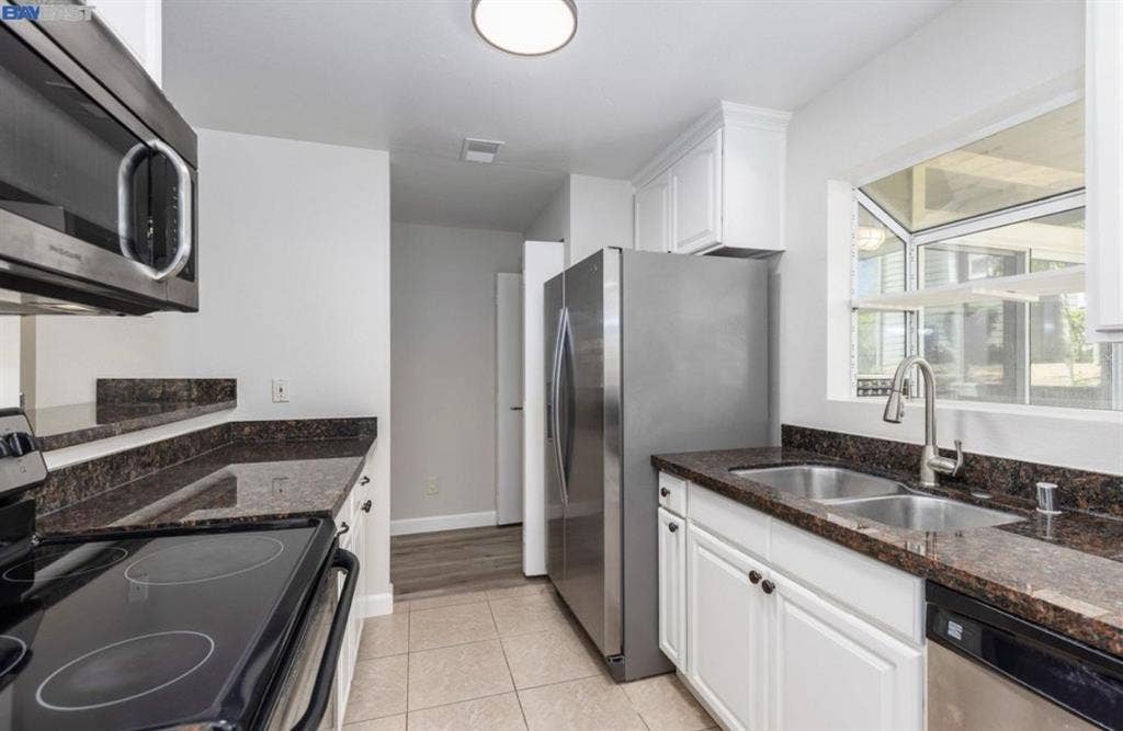 1 bedroom with private bathroom