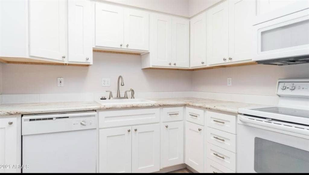 Furnished room Available