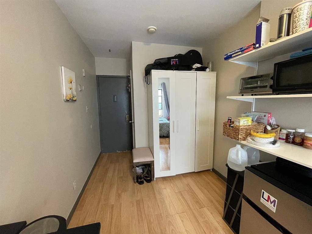 Studio Furnished