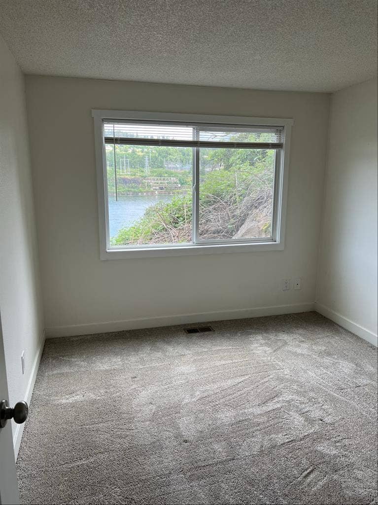 Room for rent in Oregon City!