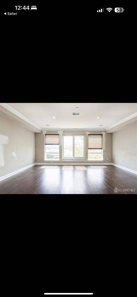 Looking for 2 roommates.