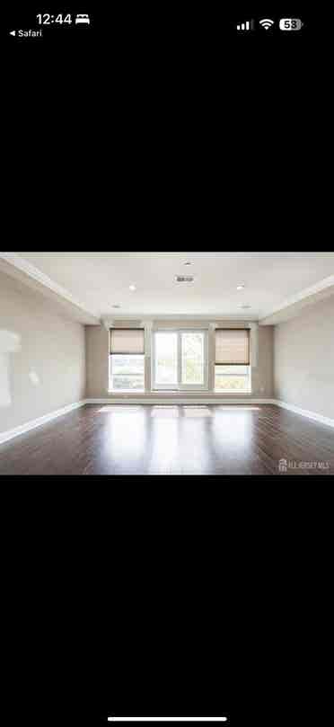 Looking for 2 roommates.