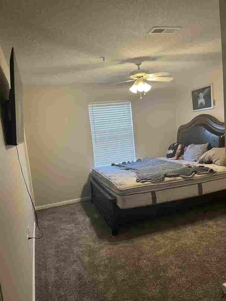 Hey I’m Cali looking for a Roomate