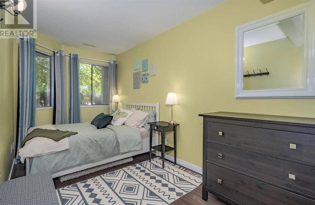 Private bedroom near SFU & Skytrain