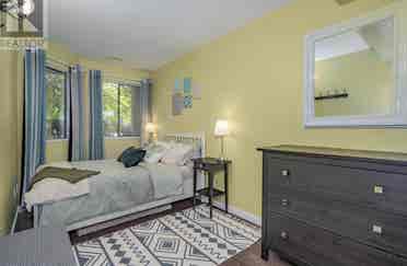 Private bedroom near SFU & Skytrain
