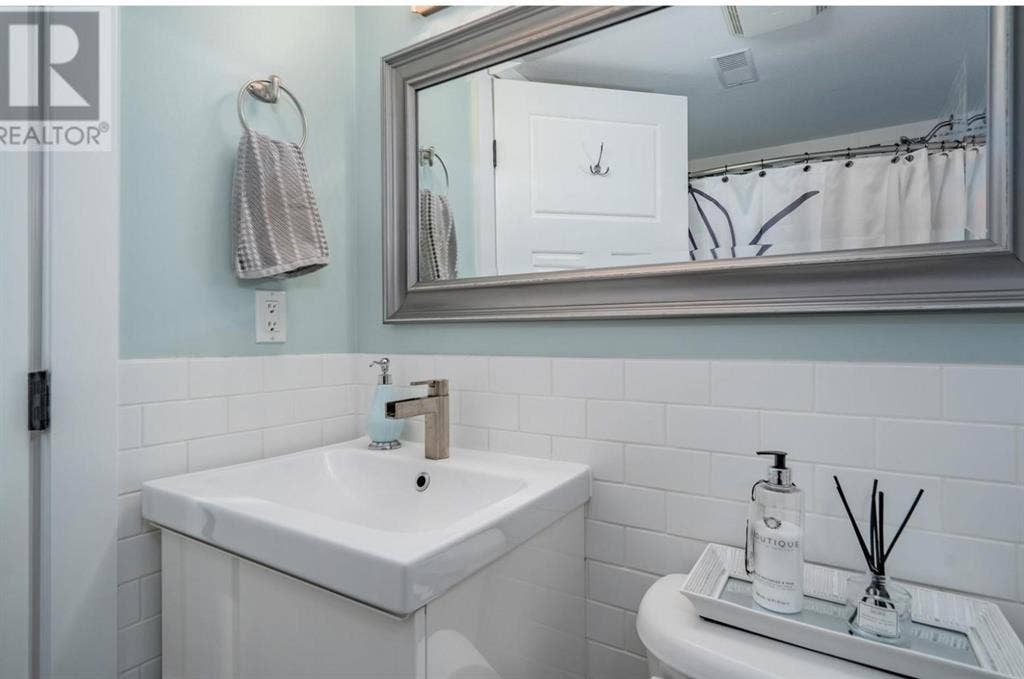 Private bedroom near SFU & Skytrain
