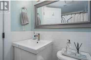 Private bedroom near SFU & Skytrain