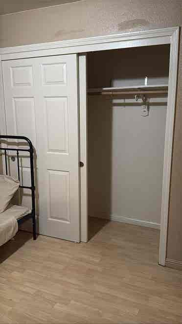 Room for rent 1 available
