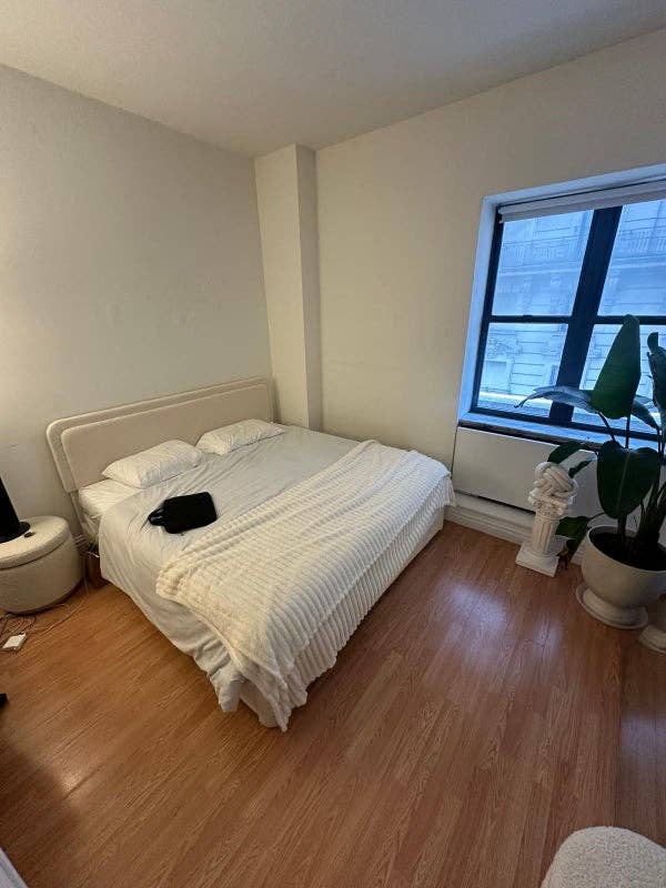 ✨ Spacious Room in Midtown South ✨
