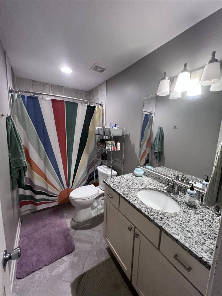 Seeking female grad student roomie
