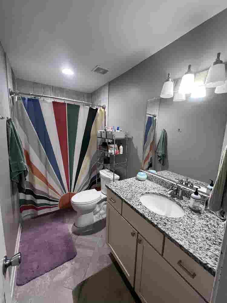 Seeking female grad student roomie