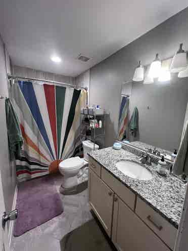 Seeking female grad student roomie