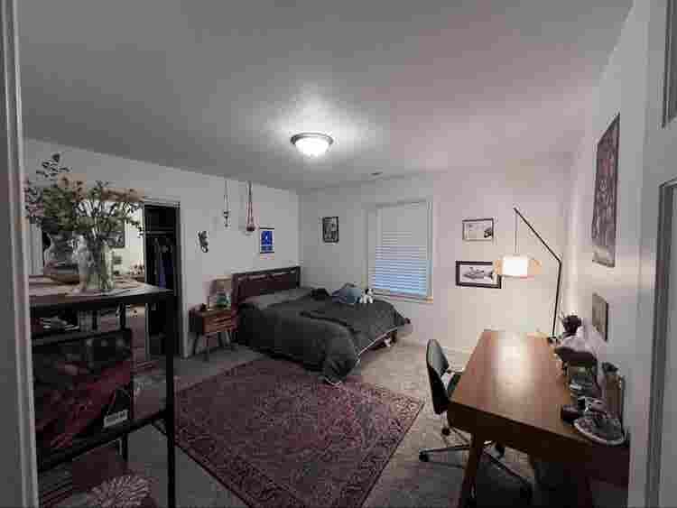 Seeking female grad student roomie