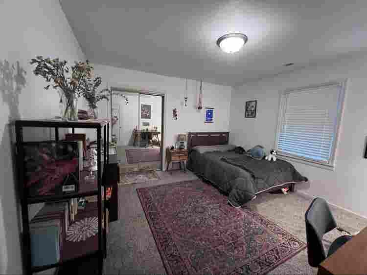 Seeking female grad student roomie